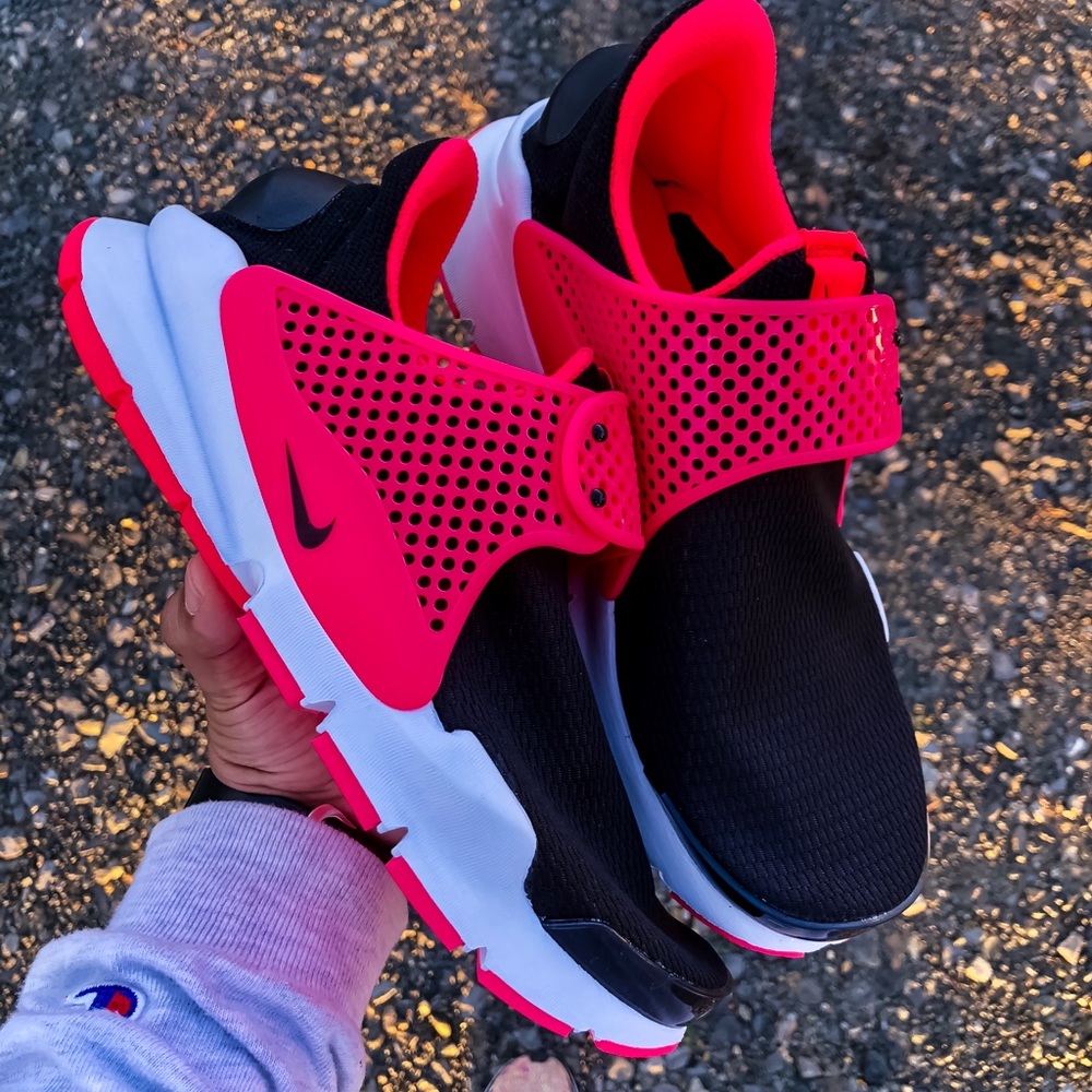 Nike Sock Dart • Women’s size 6.5